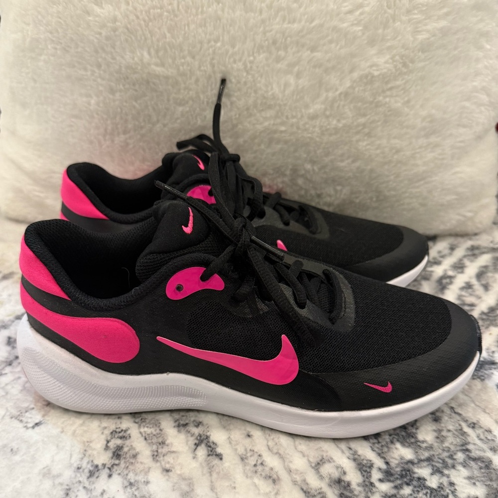 Nike Womens/youth Black & Pink running sneakers 6Y or 7.5 women’s